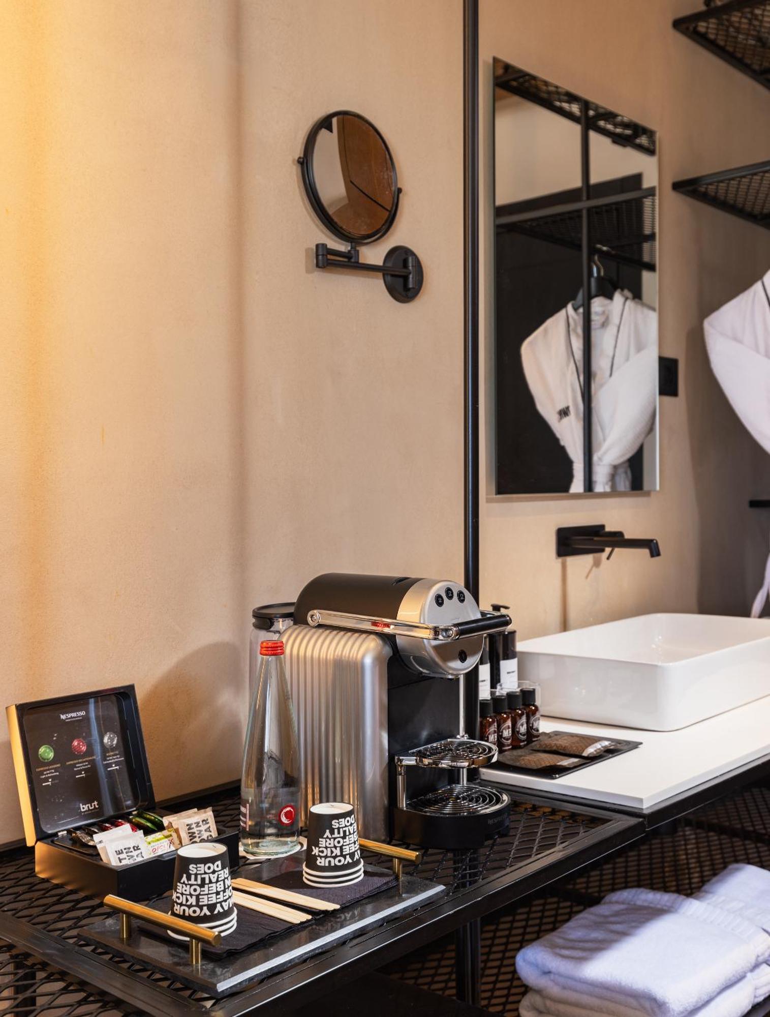 Brown Brut Seafront Hotel, A Member Of Brown Hotels Tel Aviv Buitenkant foto